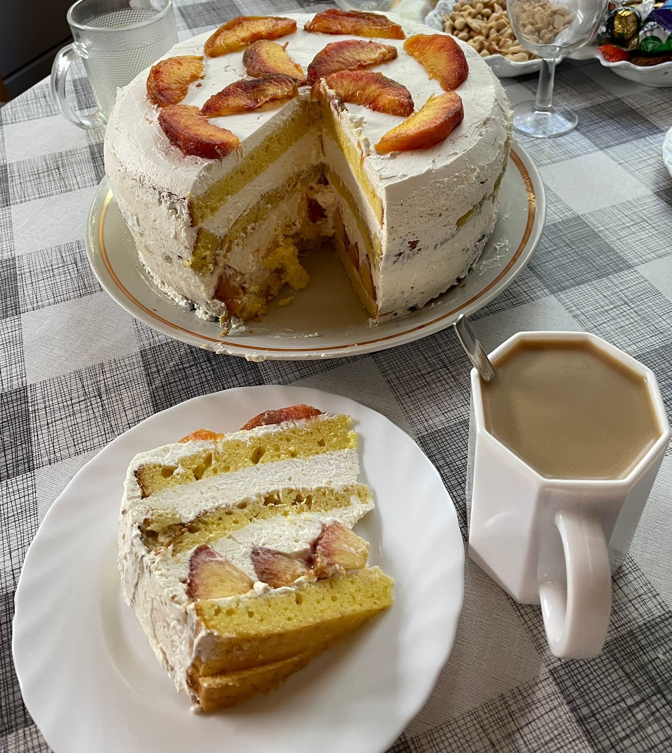 Tort cu piersici și frișcă