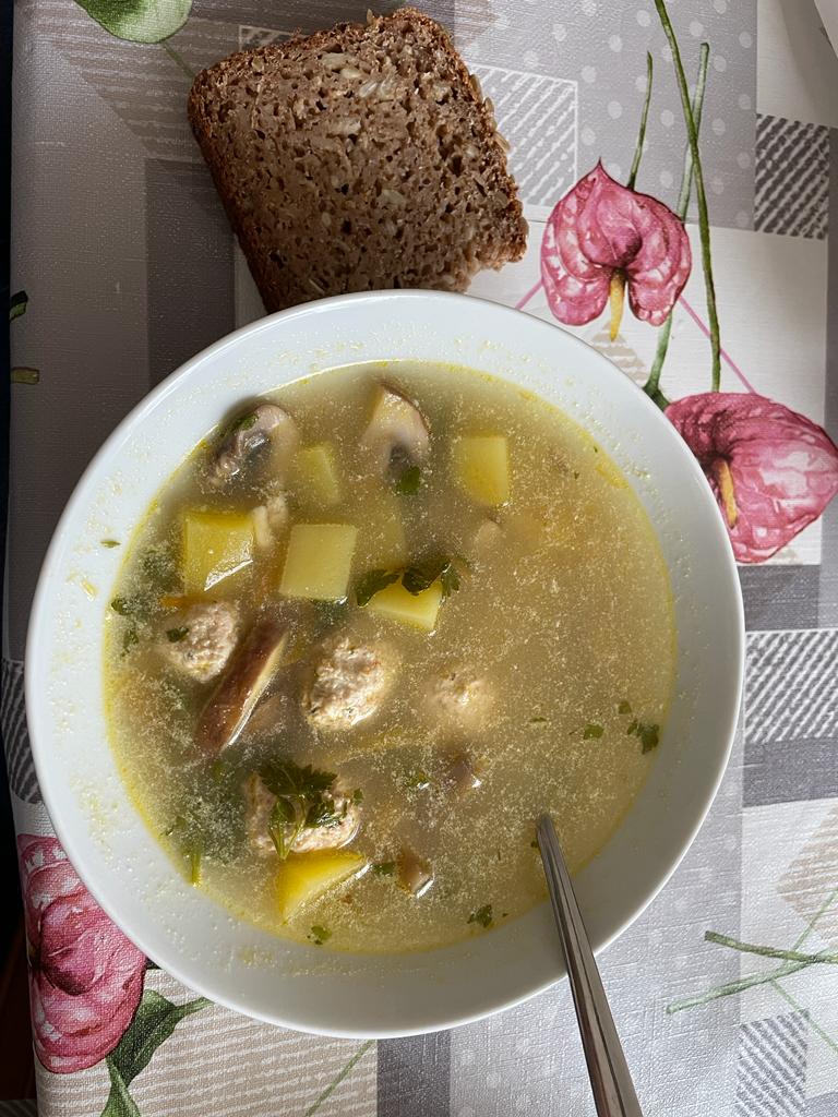 Supă cu perișoare și ciuperci