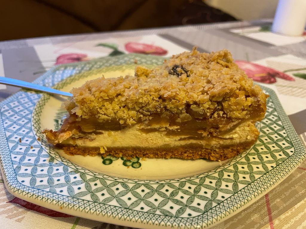 Apple Crumble Cheesecake